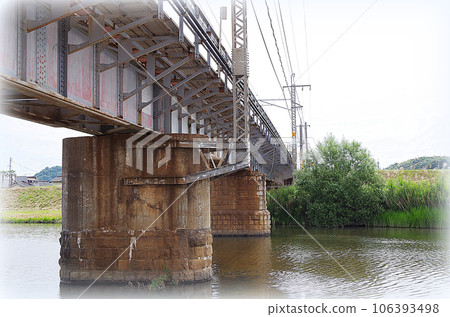從河床仰望的鐵路橋（插畫風格） 106393498