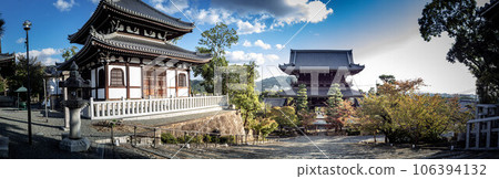 初秋的空海光明寺,在秋日蔚藍的天空下,寺院、骨庫和三門盡收眼底。 初秋的空海光明寺,在秋日蔚藍的天空下,寺院、骨庫和三門盡收眼底。 106394132