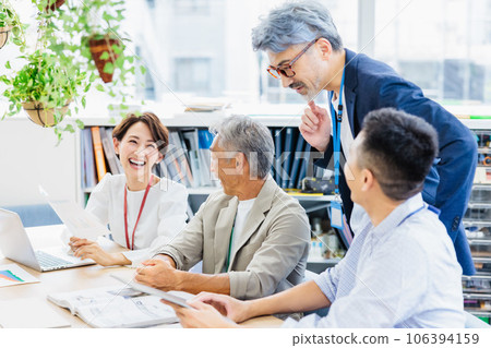 在辦公室開會的商務人士 在辦公室開會的商務人士 106394159