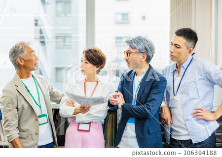 Business person having a meeting in the office Business person having a meeting in the office 106394188