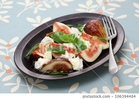 fig caprese salad 106394484
