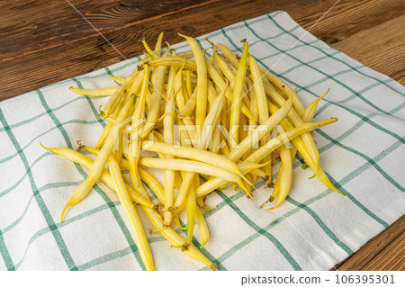 Yellow French Beans, Raw String Beans Pile, Fresh Wax Bean Pods Yellow French Beans, Raw String Beans Pile, Fresh Wax Bean Pods 106395301