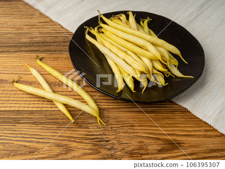Yellow French Beans, Raw String Beans Pile, Fresh Wax Bean Pods 106395307