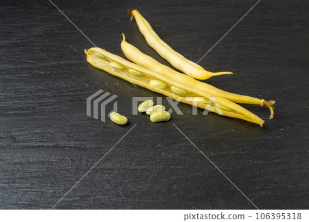Yellow French Beans, Raw String Beans Pile, Fresh Wax Bean Pods Yellow French Beans, Raw String Beans Pile, Fresh Wax Bean Pods 106395318