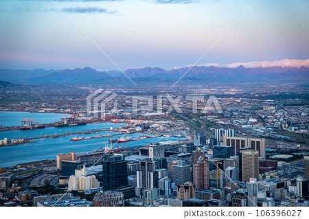 View of Cape Town from Signall hill viewpoint, in Western Cape, South Africa 106396027