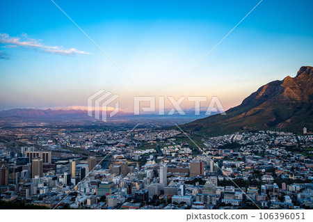 View of Cape Town from Signall hill viewpoint, in Western Cape, South Africa 106396051
