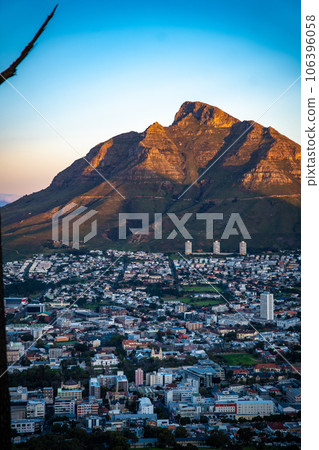 View of Cape Town from Signall hill viewpoint, in Western Cape, South Africa 106396058