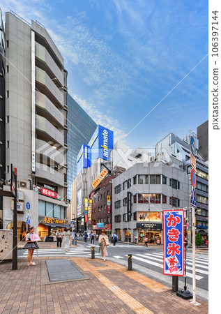 【東京·池袋】陽光街和乙女路上的Animate店裡招手的女僕咖啡店服務員。 【東京·池袋】陽光街和乙女路上的Animate店裡招手的女僕咖啡店服務員。 106397144