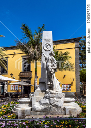 Small pedestrian cobblestone street in Vegueta. Las Palmas, Gran Canaria, Spain 106397293