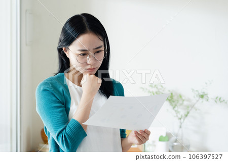 看文書工作的少婦 106397527