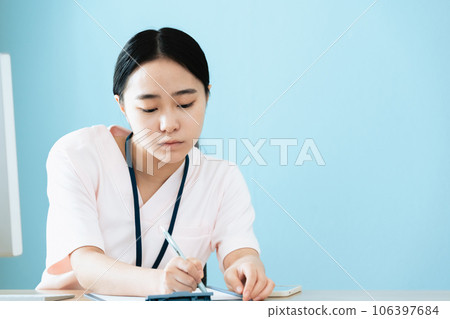 醫務人員做辦公室工作 106397684