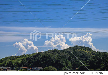 雷雲和電線從山上升起 雷雲和電線從山上升起 106397873