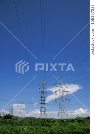 傳輸線塔和藍天 106397885