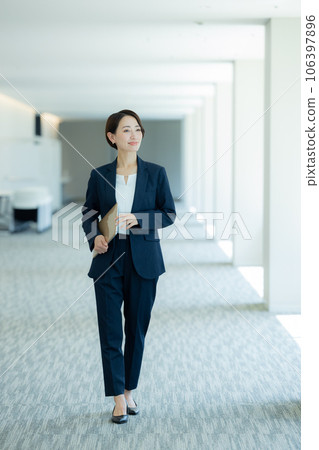 Middle business woman 106397896