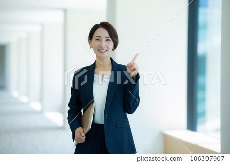 中間商界女強人 106397907