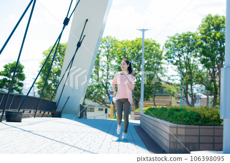 跑步的女人 106398095