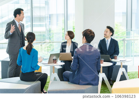 Business people having a meeting in the office Business people having a meeting in the office 106398123