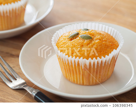 homemade pumpkin muffins 106398345