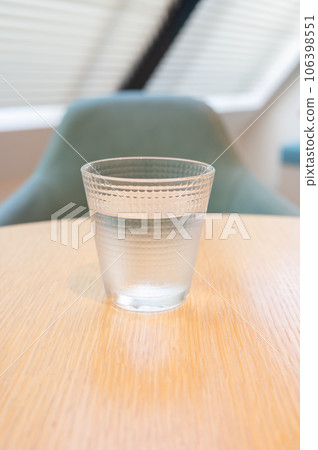 進入玻璃杯的水 106398551
