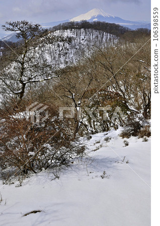 Mt. Fuji and Mt. Nabewari seen from Komaru on the Nabewari mountain ridge 106398559