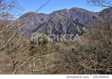 從丹澤的茅野木看到丹澤的主要山脈 106398605