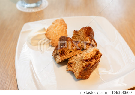 將年輪蛋糕切開放在盤子上 將年輪蛋糕切開放在盤子上 106398609