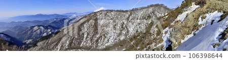 Panoramic view of the snow-covered Tanzawa Mountains and Mt. Fuji from the Okura ridge of Mt. Tonodake 106398644