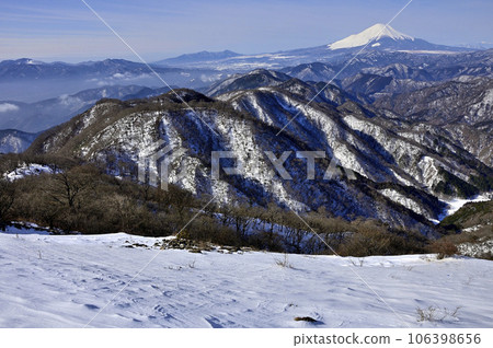 Tanzawa mountains in winter View of Mt. Fuji from the summit of Mt. Tonodake 106398656