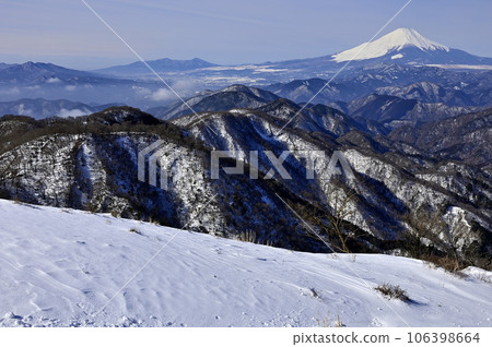 Snowy Tanzawa Mountains Mt. Fuji seen from the summit of Mt. Tonodake in the harsh winter 106398664