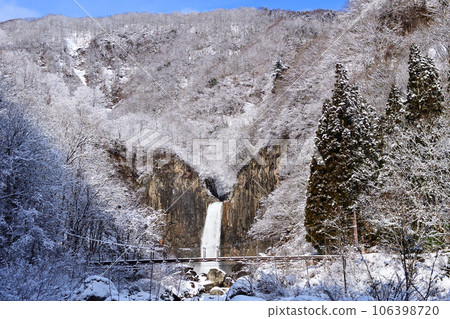 納埃納瀑布和釣魚橋開始積雪 106398720