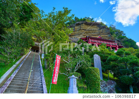 View of the Cliff Kannon at Daifukuji Temple in Tateyama City, Chiba Prefecture from the bottom of the stone steps View of the Cliff Kannon at Daifukuji Temple in Tateyama City, Chiba Prefecture from the bottom of the stone steps 106398817