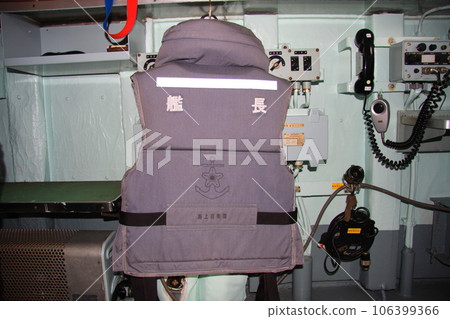 Maritime Self-Defense Force supply ship AOE-423 “Tokiwa”: Life jacket for the captain only 106399366