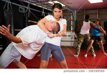 Woman makes a choke hold in self-defense training Stock Photo - Alamy