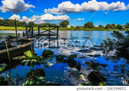 藍天和白雲反映在水面上 106399652