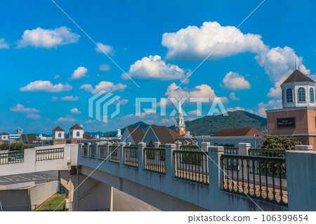 白雲和藍天的城市景觀 白雲和藍天的城市景觀 106399654