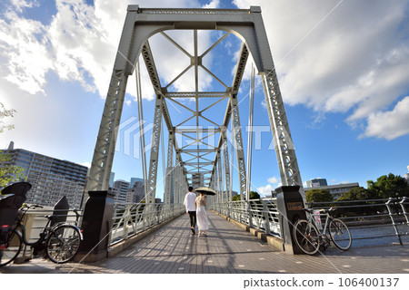 情侶穿越天王洲交流橋 106400137