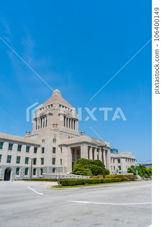 晴朗的藍天和政治中心國會議事堂的風景 | 東京都千代田區永田町 106400149