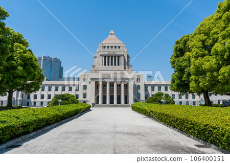 晴朗的藍天和政治中心國會議事堂的風景 | 東京都千代田區永田町 106400151