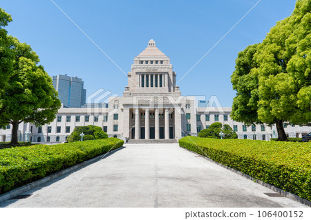 晴朗的藍天和政治中心國會議事堂的風景 | 東京都千代田區永田町 106400152