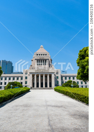 晴朗的藍天和政治中心國會議事堂的風景 | 東京都千代田區永田町 106400156