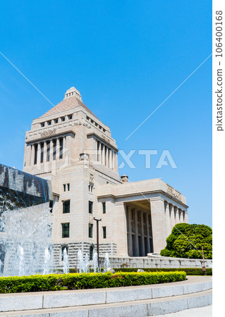 晴朗的藍天和政治中心國會議事堂的風景 | 東京都千代田區永田町 106400168