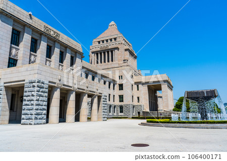 晴朗的藍天和政治中心國會議事堂的風景 | 東京都千代田區永田町 106400171