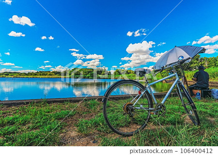 自行車停在湖邊和夏日的天空 106400412