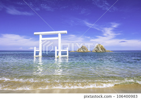 美麗透明的二見浦海、白色的鳥居和夫妻岩（福岡縣絲島市） 106400983
