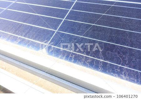 佈滿灰塵的太陽能電池板的特寫鏡頭 106401270