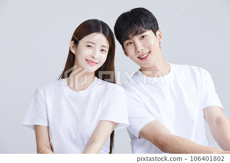 korean asian young couple sitting korean asian young couple sitting 106401802