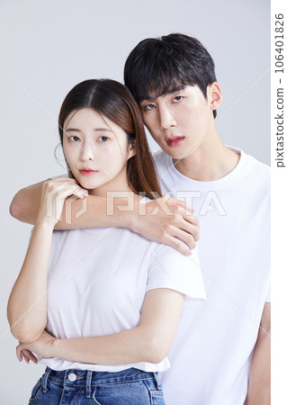 korean asian young couple embracing shoulders, wrapping shoulders around each other's shoulders 106401826