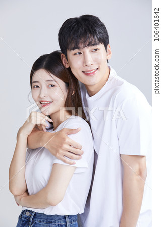 korean asian young couple cuddling 106401842