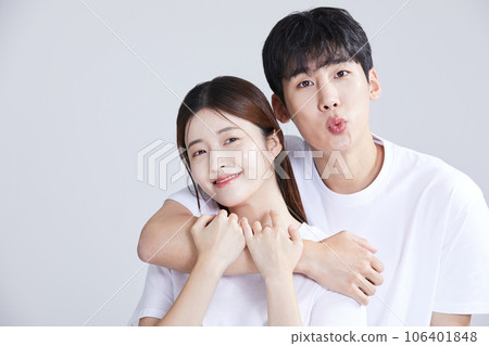 korean asian young couple embracing shoulders, wrapping shoulders around each other's shoulders 106401848