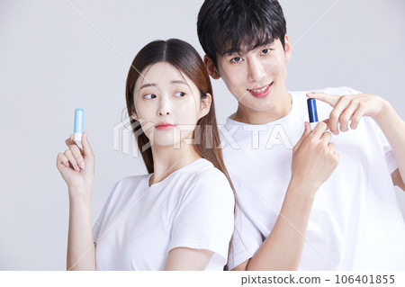 korean asian young couple holding lipbalm 106401855